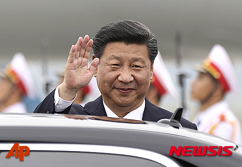 【 하노이=AP/뉴시스】시진핑 중국 국가주석이 5일 베트남 하노이에 도착해 자동차에 올라타기 전 손을 흔들고 있다. 2011.11.05 