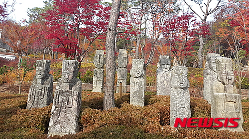 【서울=뉴시스】신진아 기자 = 가을 단풍을 배경으로 수십 점의 옛 돌조각이 서있는 모습에 스르르 마음이 평온해진다.  북악산과 한양도성으로 둘러싸인 성북동에 한국의 돌 문화를 보여주는 우리옛돌박물관이 문을 열었다. 천신일 세중 회장(72·우리옛돌문화재단 이사장)이 40여년에 걸쳐 수집한 석조유물, 전통자수, 근현대 한국회화를 한 자리에 모아놓은 공간이다.  1만9834㎡(약 6000평)에 달하는 대지에 일본에서 환수해온 문인석 47점과 국내외에 흩어져 있던 옛 돌조각 1242점, 자수 300점, 현대회화 80점을 전시한다.  우리옛돌박물관은 환수유물관, 동자관, 벅수관, 자수관, 기획전시관, 야외전시관(돌의 정원)으로 구성돼 있다. 환수유물관, 동자관, 벅수관은 마을 지킴이, 능묘 지킴이의 역할을 지닌 우리 옛 돌조각을 전시해 선인들의 수복강녕을 향한 염원을 전한다.  자수관은 자수베개, 보자기, 주머니, 바느질용구 등 전통 자수품을 통해 한국여인의 삶을 조명한다. 가족의 수복강녕을 기원하며 자수품에 다양한 문양을 수놓은 옛 여인들의 정성을 보여주는 공간이다.  천 이사장은 “우리 옛 돌조각의 꾸밈없고 자연스러운 모습에 매료돼 국내외로 흩어진 한국 석조유물을 수집해온지 벌써 40년이 흘렀다”며 “산, 바람, 1000개의 돌, 1000개의 이야기가 어우러진 곳, 우리옛돌박물관에서 한국의 아름다움을 재발견하기 바란다”고 밝혔다.  나선화 문화재청장은 “삼국시대 석탑 등은 예술성이나 그 역사성이 알려져왔으나 조선시대 무덤 앞에 있던 돌사람에 대해서는 관심 밖이었다”고 짚은 뒤 “문화재에 남겨져 있는 시대정신은 인류의 문화를 이끄는 자원이고, 우리는 전통의 역사를 새롭게 탐색해야 하는 사명이 있다”며 개관을 반겼다.  전시장 로비에 있는 여인상이나 금강역사, 석등 등 대다수의 전시품은 어느 시대 산물인지 정확한 정보가 없다.   천미전 학예실장은 “관련 연구가 되어 있지 않기 때문이다. 여인상이라고 이름 붙인 돌사람도 머리모양이나 복식양식을 보면 고려시대로 추정되나 정확하지는 않다. 이 때문에 누구든지 와서 자유롭게 연구하도록 열린 박물관을 지향한다”고 밝혔다.  “옛 돌조각을 사찰 장식이나 묘제석물로만 여기던 전통적인 시각을 넘어 그 안에 담긴 선조들의 삶의 철학과 지혜를 현재 우리의 시선으로 바라보는 데 중점을 뒀다. 무병장수의 길 등 수복강녕과 길상의 기원을 담았다”고 박물관의 정체성을 설명했다.  한편 개관특별전으로 기획전시관에 ‘추상, 구상, 사이’를 마련했다. 김종학, 김창열, 김환기, 남관, 변종하, 유영국, 이대원, 이우환 등 광복 이후 한국 근현대 미술 부흥기를 이끈 대표적인 작고 작가와 생존 작가의 작품을 선보인다.  jashin@newsis.com
