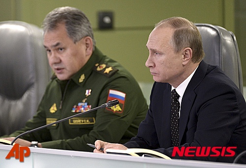【모스크바=AP/뉴시스】블라디미르 푸틴 러시아 대통령(오른쪽)이 17일 모스크바의 국가방위통제센터에서 세르게이 쇼이구 러시아 국방장관과 함께 러시아 공군의 시리아 공습에 대해 논의하고 있다. 푸틴 대통령은 지중해에 배치된 미사일 순양함 모스크바호에 프랑스이 항공모함 샤를 드골함에 전폭적으로 협력할 것을 지시했다. 2015.11.18