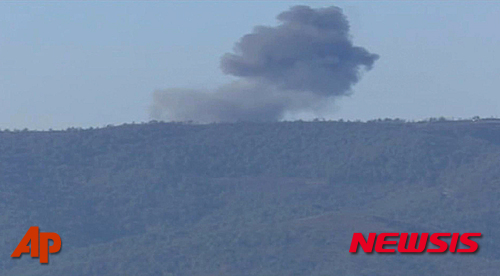 【 하베르투르크TV ·AP/뉴시스】러시아 수호이-24 전투기가 24일(현지시간) 터키 전투기에 의해 격추돼 지상에 추락한 후 검은 연기가 치솟는 장면이 하베르투르크 TV에 의해 포착됐다. 사진은 동영상을 캡처한 것이다.2015.11.25 