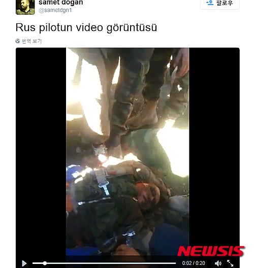【서울=뉴시스】시리아 반군이 24일(현지시간) 자체 트위터를 통해 러시아 조종사의 시신으로 추정되는 동영상을 공개했다. 시리아 반군은 이날 터키 전투기들이 격추한 러시아 전투기 수호이-24에서 탈출한 조종사 2명 중 1명을 사살하고 1명을 포로로 잡고 있다고 주장했다. (사진 출처: 트위터)  2015.11.25