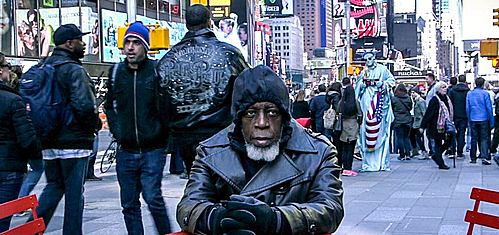 【서울=뉴시스】44년 만에 감옥에서 나온 오티스 존슨이 미국 뉴욕 맨해튼 거리의 한 테이블에 앉아 주변을 둘러보고 있다. (사진 출처 = 알자지라 방송) 2015.11.27.
