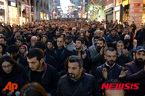 【이스탄불=AP/뉴시스】터키의 저명한 인권변호사 타히르 엘치가 28일(현지시각) 동부 디야르바크르에서 기자회견을 마치고 총격으로 숨진 가운데, 이스탄불에서는 엘치 변호사가 암살당했다며 항의 시위가 벌어졌다. 2015.11.29.