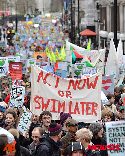 【런던=AP/뉴시스】 제21차 유엔기후변화협약 당사국총회(COP21) 개막을 하루 앞둔 29일(현지시간) 영국 런던 시내 중심가에서 기후 변화를 해결하기 위한 야심찬 행동을 촉구하는 시위가 열렸다. 2015.11.30 