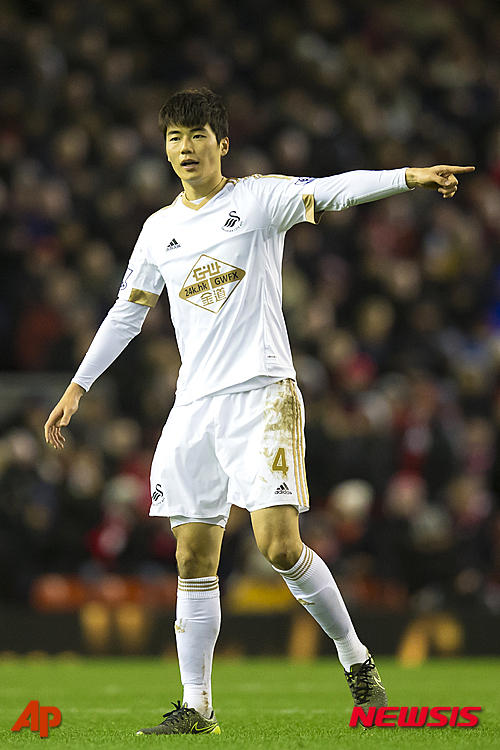 Swansea's Ki Sung-Yeung geatures during the English Premier League soccer match between Liverpool and Swansea at Anfield Stadium, Liverpool, England, Sunday, Nov. 29, 2015. (AP Photo/Jon Super)  