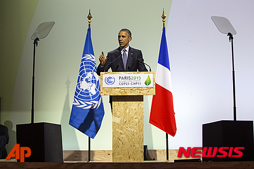 【파리=AP/뉴시스】버락 오바마 대통령이 30일 유엔 파리 기후변화회의에서 각국 정상들과 대표단에게 연설하고 있다. 이날 참석한 151명의 정상들은 모두 3분간의 짧은 연설을 한다. 2015. 11. 30.  