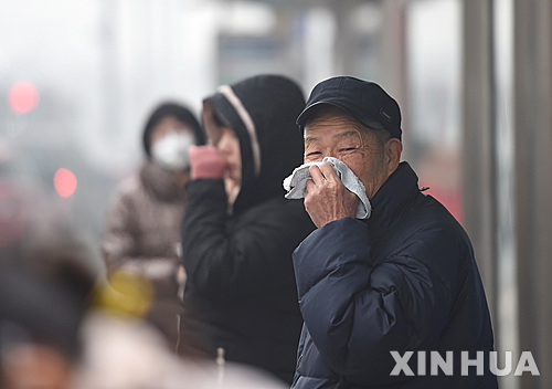 【베이징=신화/뉴시스】중국 수도권 일대를 중심으로 닷새째 기록적인 스모그가 이어지면서 비상이 걸렸다. 1일 중국 다수 관영 언론은 베이징 환경당국을 인용해 전날(지난달 30일) 관측된 공기질 종합지수(AQI)는 500를 기록해 베이징시의 대기 오염이 연중 최고 심각한 하루를 기록했다고 전했다. 지난달 27일부터 지속되는 스모그가 더 악화돼 일부 관측소에서 PM 2.5(지름 2.5㎛ 이하의 초미세 먼지) 농도는 1000㎍/㎥에 육박한 것으로 전해졌다. 이는 세계보건기구(WHO)의 기준치인 PM2.5 기준치(25㎍/㎥)의 40배에 달하는 수치다.이날 베이징 도심에서 한 남성이 손수건으로 입과 코를 가리고 있다. 2015.11.30 