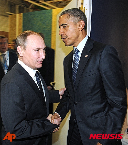 【파리=AP/뉴시스】블라디미르 푸틴 러시아 대통령(왼쪽)과 버락 오바마 미국 대통령이 지난달 30일(현지시간) 프랑스 파리에서 열린 기후변화 정상회의에서 만나 악수하고 있다. 2015.12.2. 