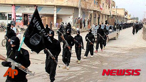 【 락까=AP/뉴시스】급진 무장세력 이슬람국가(IS)가 올해들어 조직의 존립 위기가 심심찮게 거론되고 있다. 사진은 지난 2014년 1월 14일 시리아 락까에서 검은 옷을 입고 행진하는 IS 대원들. 2016.04.28