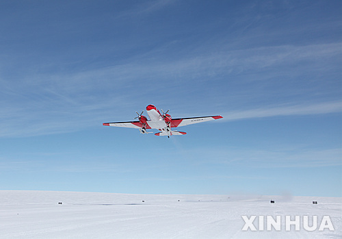 【중산기지=신화/뉴시스】중국이 최초로 남극에서 고정익(固定翼) 항공기 시험비행에 성공했다. 중국 최초의 극지 고정익 항공기 '쉐잉(雪鷹) 601호'가 7일(현지시간) 남극의 중산(中山)기지 인근 비행장에서 시험 비행에 성공한 것으로 전해졌다. 2015.12.07 