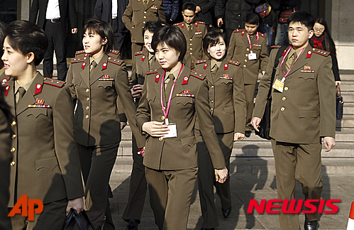 【베이징=AP/뉴시스】북한 모란봉악단의 베이징 첫 공연이 무산된 가운데 공연이 취소된 배경과 원인들이 주목받고 있다. 이와 관련된 언론의 보도를 종합하면 주로 '5가지 명확하지 않은 원인'이 추정되고 있다. 지난 11일 모란봉 악단이 리허설을 위해 호텔을 떠나는 모습. 2015.12.14 