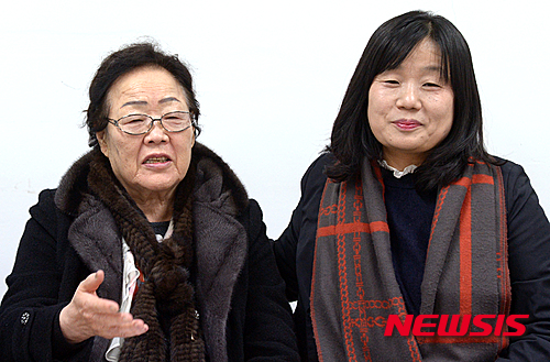 【서울=뉴시스】장세영 기자 = 위안부 문제, 한-일 정부 합의안이 발표된 28일 오후 서울 마포구 성산동 정대협 사무실에서 열린 한일 외교장관 회담 합의에 대한 정대협의 입장을 밝히는 기자회견에서 이용수 (왼쪽) 위안부 피해자 할머니가 입장을 밝히고 있다. 2015.12.28. photothink@newsis.com