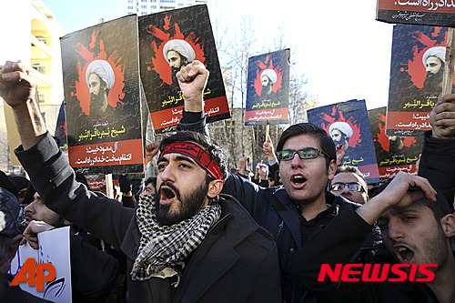 【테헤란=AP/뉴시스】이란 남성들이 3일(현지시간) 테헤란 사우디아라비아 대사관 앞에서 시아파 지도자 셰이크 님르 바크르 알-님르 처형에 항의하는 시위를 벌이고 있다. 2016.01.04  