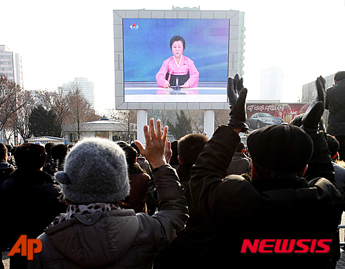 【평양=AP/뉴시스】북한이 6일 수소탄 핵실험 성공을 발표를 가운데, 북한 주민들이 평양 거리에 설치된 대형 스크린을 통해 조선중앙TV를 보면서 환호성을 지르고 박수를 치며 축하하고 있다. 2016.1.6. 
