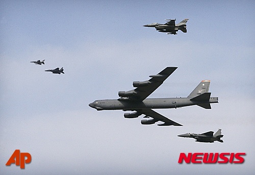 【오산=AP/뉴시스】미군의 B-52 장거리 폭격기의 모습. 2016.01.10
