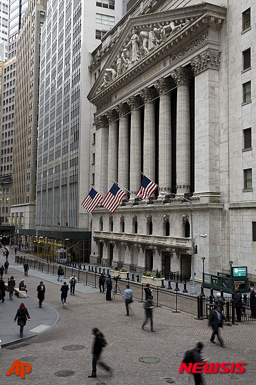 【뉴욕=AP/뉴시스】미국 금융계를 상징하는 뉴욕 월스트리의 증권거래소