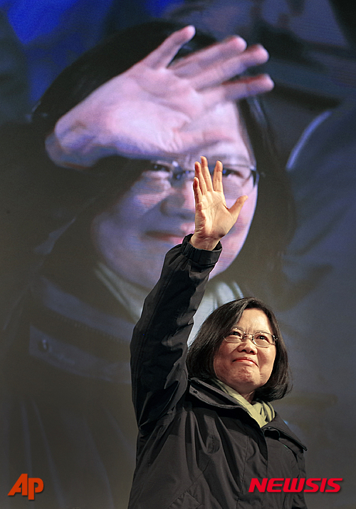 【타이베이=AP/뉴시스】차이잉원 대만 총통선거 당선자가 16일 타이베이 당사에서 승리를 선언하면서 지지자들을 향해 손을 흔들고 있다 2016.01.17 