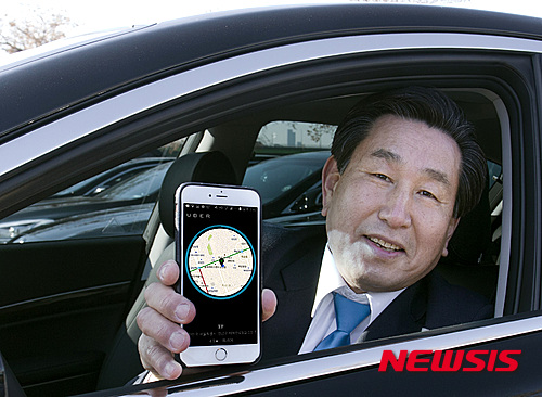 【서울=뉴시스】고급 콜택시 '우버 블랙'이 서비스를 시작했다. 사진은 우버 블랙 기사가 서비스를 시연하는 모습. (자료사진)