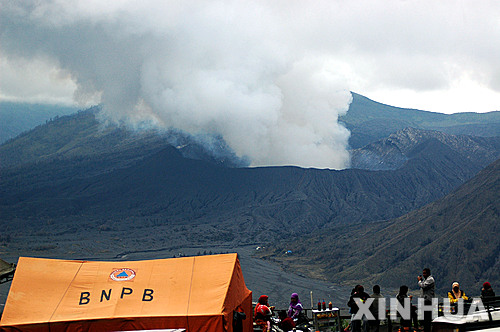 【자카르타=신화/뉴시스】인도네시아 동자바 응가디사리에서 있는 브로모 화산이 7일 분출을 시작했다. 2016.02.07 