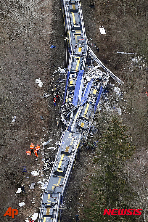 【독일=AP/뉴시스】9일 오전(현지시간) 독일 남부 바이에른주 바트 아이블링 인근에서 통근열차 2대가 정면으로 충돌하는 사고가 발생했다. 2016.2.10.