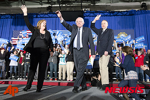 【콩코드=AP/뉴시스】버니 샌더스(가운데) 미국 민주당 대선 경선 후보가 9일(현지시간) 뉴햄프셔주 프라이머리에서 승리한 후 콩코드의 고등학교에 모인 지지자들을 향해 손을 흔들고 있다. 왼쪽은 샌더스의 부인 제인 여사이다. 2016.02.10  