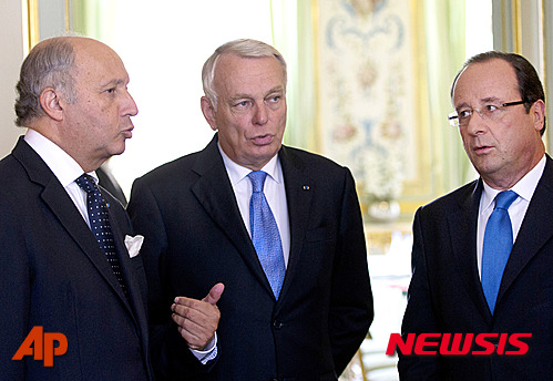 【파리=AP/뉴시스】2013년 8월28일 파리에서 촬영한 사진으로 프랑수아 올랑드 프랑스 대통령(오른쪽)이 로랑 파비우스 외무장관(왼쪽), 장 마르크 애로 총리와 대화를 나누고 있다. 올랑드 대통령이 파리 기후변화총회 합의를 이끌어낸 파비우스 장관 후임으로 사회당 중진인 애로 전 총리를 지명했다. 2016.02.12 