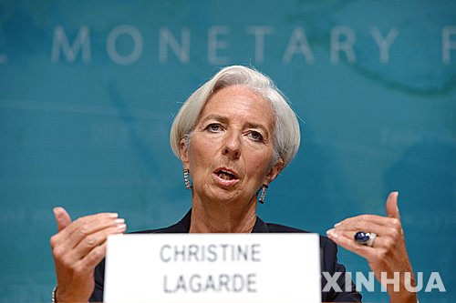 【워싱턴=신화/뉴시스】크리스틴 라가르드 국제통화기금(IMF) 총재는 3일(현지시간) 그리스와 새로운 구제금융 지원 협상을 개최하기까지는 아직 오랜 시간이 걸릴 것이라고 밝혔다. 또 IMF가 그리스 구제금융으로부터의 탈퇴를 위협했다는 주장에 대해 "IMF의 협상은 신뢰를 바탕으로 하는 것이지 협박을 통해 하지는 않는다"는 입장을 내놓았다. 사진은 2014년 6월 16일 미국 워싱턴에 있는 IMF에서 기자회견을 하는 라가르드 총재. 2016.04.04  