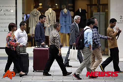 【도쿄=AP/뉴시스】일본 경제산업성은 29일 1월 광공업 생산지수 속보치가 전월 대비 3.7% 상승한 99.8을 기록했다고 발표했다. 광공업 생산지수가 상승한 것은 3개월 만이다. 사진은 지난해 11월 도쿄 시내에 중국인으로 보이는 관광객들이 걸어가는 모습. 2016.02.29 