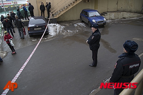 【모스크바=AP/뉴시스】러시아 경찰이 29일(현지시간) 모스크바에 있는 한 지하&#52440; 인근 지역에서 출입을 통제하고 있다. 러시아 현지 언론은 이날 러시아 수도 모스크바에 있는 한 지하철역 밖에서 여성이 아이의 잘린 머리를 흔들고 있다 경찰에 체포됐다고 보도했다. 러시아 연방수사위원회는 성명에서 이 여성이 모스크바 북서부에 있는 지하철 역 인근에 있는 한 아파트에서 만 3~4세 아이를 살해한 뒤 이 아파트에 불을 지른 혐의로 체포했다며 이 여성은 38세로 중앙아시아에 있는 구소련 공화국 출신이라고 밝혔다. 2016.03.01 