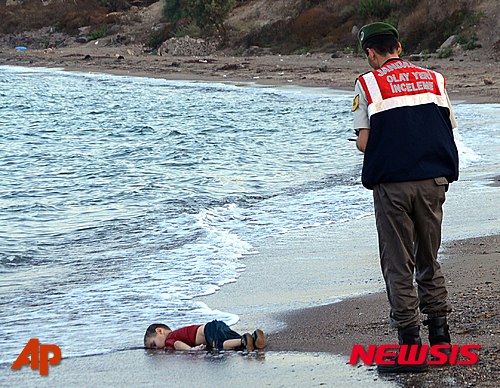 【AP/뉴시스】2015년 9월2일, 터키 구조대원이 해변에 떠내려온 아일란 쿠르디의 시신 현장을 조사하고 있다. 3살된 아일란은 시리아 난민으로 터키 항구에서 배를 타고 그리스 섬으로 가던 중 얼마 못 가 익사하고 말했다. 2016. 3. 4.  