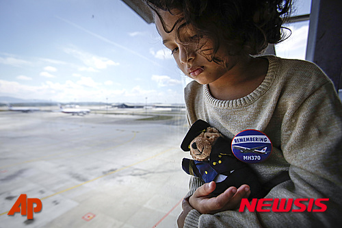 【 세팡=AP/뉴시스】말레이시아 세방에 있는 쿠알라룸푸르 국제공항에서 8일 다섯살난 라파엘 아리아노가 말레이시아 항공사 마스코트 곰인형을 들고 앉아있다. 라파엘은 2년전 말레이시아 항공 여객기 MH370편이 실종되면서 승무원이었던 할아버지를 잃었다. 2016.03.08 