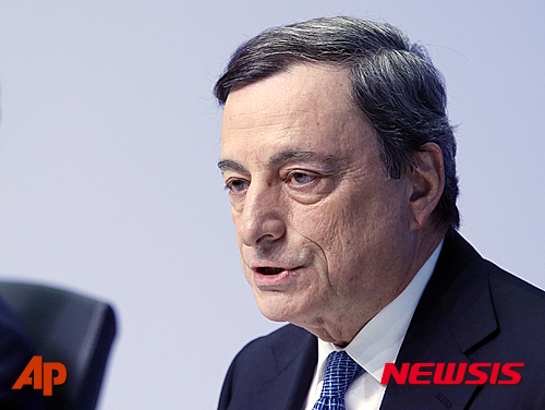 【프랑크푸르트=AP/뉴시스】마리오 드라기 유럽중앙은행(ECB) 총재가 10일(현지시간) 독일 프랑크푸르트에서 통화정책회의 종료 후 기자회견을 열고 있다. ECB는 정책금리를 모두 인하하고 채권 매입 규모를 확대하는 양적완화 정책을 발표했다. 2016.03.11