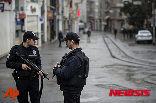 【이스탄불=AP/뉴시스】터키 보안군이 20일(현지시간) 이스탄불 탁심 광장에서 삼엄한 경계를 펼치고 있다. 전날 탁심 광장과 가까운 이스티크랄가(街)에서 극단 이슬람 무장조직 '이슬람 국가'(IS) 소행으로 추정되는 자살 폭탄 테러가 발생했다. 이 사건으로 이스라엘·이란 관광객 등 모두 5명이 숨지고 수십 명이 다쳤다. 2016.03.20.