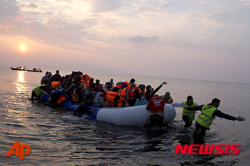 그리스 연안서 난민선 전복…14명 사망 
