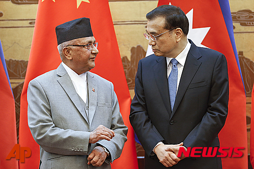 【베이징=AP/뉴시스】중국의 리커창 총리(오른쪽)가 21일 네팔의 카드가 프라사드 올리 총리와 함께 인민대회당에서 조약 서명식을 기다리고 있다. 2016. 3. 21. 