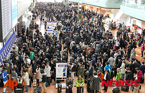 【도쿄=AP/뉴시스】일본 도쿄 하네다 공항에서 22일 컴퓨터 시스템이 고장나 승객 처리가 지연되면서 수많은 사람들이 몰려있다. 이날 하네다 발 국내선은 대부분 정상운항하지 못했다. 2016.03.22 