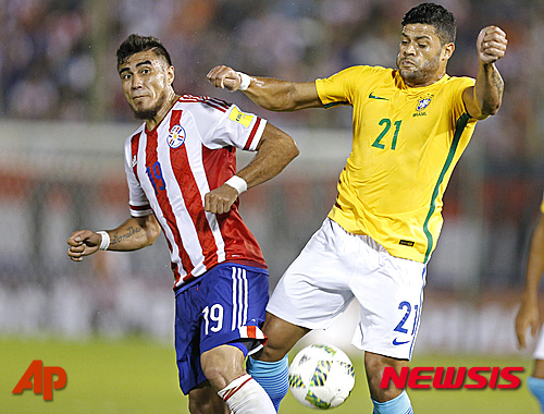 Paraguay's Dario Lezcano, left, fights for the ball with Brazil's Hulk during a World Cup qualifying soccer match in Asuncion, Paraguay, Tuesday, March 29, 2016. (AP Photo/Jorge Saenz)