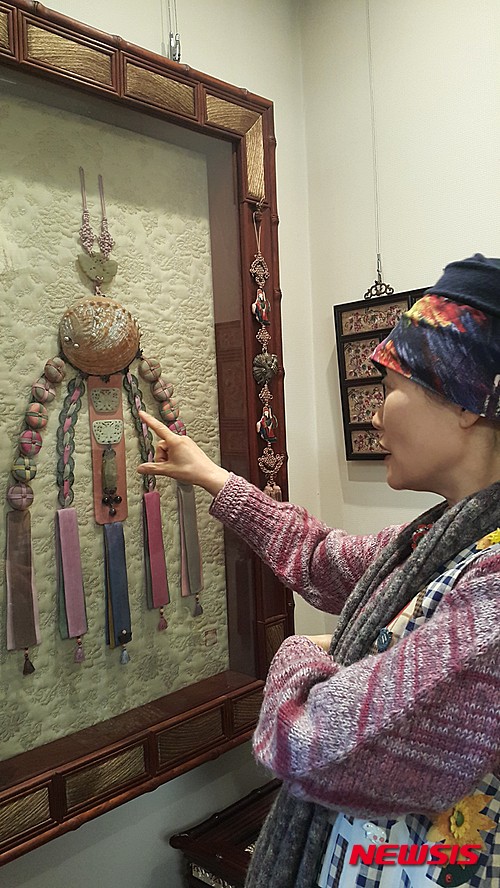 【서울=뉴시스】박현주 기자 = 정신적인 지주였던 어머니가 주신 전복 껍데기에 매듭을 달아 작품을 남겼다.