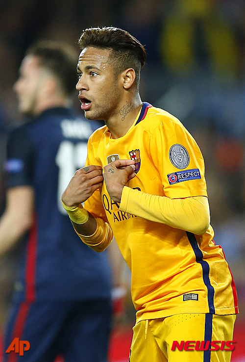 Barcelona's Neymar reacts during a Champions League quarter-final, first leg soccer match between FC Barcelona and Atletico Madrid at the Camp Nou stadium in Barcelona, Spain, Tuesday April 5, 2016. (AP Photo/Manu Fernandez)