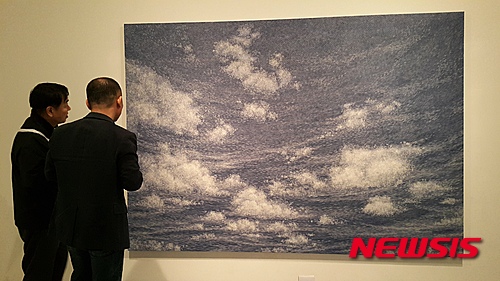 【서울=뉴시스】박현주 기자 = 강운의 '한지 구름' 개인전이 6일 사비나미술관에서 개막했다.