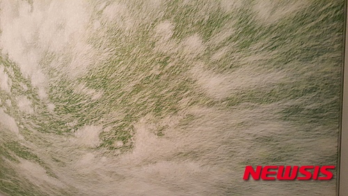 【서울=뉴시스】박현주 기자 = 한지를 잘게 오려 겹겹이 붙이기는 반복해 탄생한 '한지 구름' 작품.