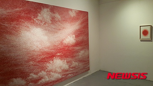 【서울=뉴시스】박현주 기자 = 사비나 미술관에 전시된 붉은 바탕에 수놓인 흰구름이 강렬한 강운의 '한지 구름'.