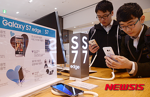 【서울=뉴시스】장세영 기자 = 삼성전자의 전략 스마트폰인 ‘갤럭시 S7’시리즈가 전작인 ‘S6’의 출시 첫 달 실적을 25%가량 앞지르는 것으로 나타난 12일 오후 서울 서초동 삼성전자 본사에 있는 홍보관 삼성 딜라이트에서 고객들이 갤럭시 S7 및 S7엣지의 제품들을 시연하고 있다.  대륙별로는 미국에서 30%, 서유럽에서 20%, 중국에서 10% ‘S6’ 개시 첫 달보다 더 높은 판매고를 기록했다. 특히, 고가 프리미엄 폰 수요가 높아 삼성에게 중요한 전략 시장으로 꼽히는 미국 시장에서의 선전은 주목할 만하다. 2016.04.12. photothink@newsis.com