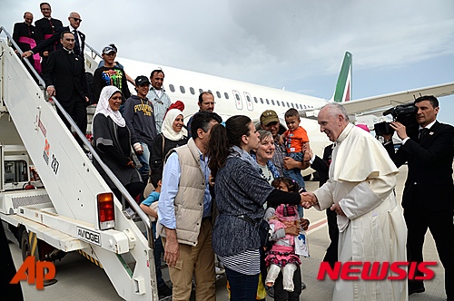 교황, 그리스 거주 난민 43명 바티칸에 데려오기로