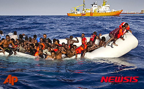 【람페두사=AP/뉴시스】이탈리아 람페두사 섬 인근 지중해에서 17일(현지시간) 난민들이 탄 고무보트가 물에 가라앉고 있다. 이들은 뒤 쪽에서 다가오는 아구아리호에 의해 구조됐다. 유럽연합 국경단속기구인 프론텍스는 18일 발표한 성명에서 지난 달 지중해를 건너 이탈리아로 들어온 난민 숫자가 전달에 비해 배 이상 늘었다고 밝혔다. 2016.04.19 