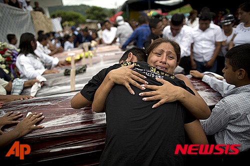 【포르토비에호=AP/뉴시스】에콰도르 포르토비에호에서 18일(현지시간) 강진으로 목숨을 잃은 피해자들의 합동 장례식이 열리고 있는 가운데 유가족들이 슬픔을 달래고 있다. 2016.04.19 