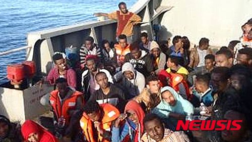 【서울=뉴시스】영국 BBC방송의 18일(현지시간) 보도에 따르면 에티오피아와 소말리아, 수단, 이집트 등 출신의 난민 500여명을 실은 배가 리비아에서 이탈리아로 향하던 중 지중해 상에서 전복됐다. 이들 중 41명은 지나가던 화물선에 의해 구조됐으나 나머지는 대부분 숨진 것으로 보인다. <출처: BBC방송> 2016.04.18