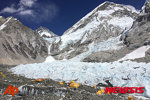 【에베레스트=AP/뉴시스】네팔 에베레스트의 쿰부 빙하 지역에 있는 베이스캠프에 지난 10일 텐트들이 세워져 있다. 최근 이 지역 상공을 헬리콥터로 관광하는 상품이 범람해 눈사태 발생이 우려되고 있다. 2016.04.29 