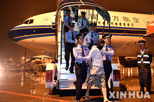 【광저우=신화/뉴시스】 대만인 32명을 포함한 97명의 전화금융사기 용의자들이 30일 중국 광저우 공항에 도착해 비행기 트랩을 내려오고 있다. 말레이시아 경찰 당국은 이날 대만인 용의자들을 대만이 아닌 중국으로 송환했다. 2016.05.01  