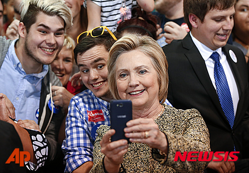 【인디애나폴리스=AP/뉴시스】힐러리 클린턴 미국 민주당 대선 경선후보가 1일(현지시간) 인디애나폴리스에서 지지자들과 휴대전화로 사진을 찍고 있다. 2016.05.02 